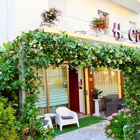 Гостевой дом In Guest - New Cirene Triple Comfort Half Package Римини